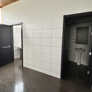 Banheiros após reforma no IE Cristóvão de Mendoza.

