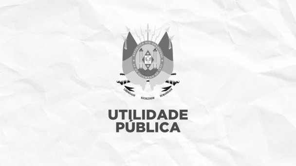 Imagem em tons de cinza com fundo que imita papel amassado. No centro, o bras&atilde;o do Rio Grande do Sul. Abaixo, em letras grandes e escuras, est&aacute; escrita frase "Utilidade P&uacute;blica".